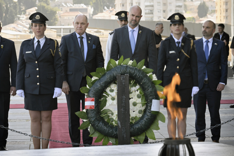 Treffen mit dem Knessetsprecher Amir Ohana (Likud). Kranzniederlegung. Von links: Nationalratspräsident Wolfgang Sobotka (ÖVP), Knessetsprecher Amir Ohana