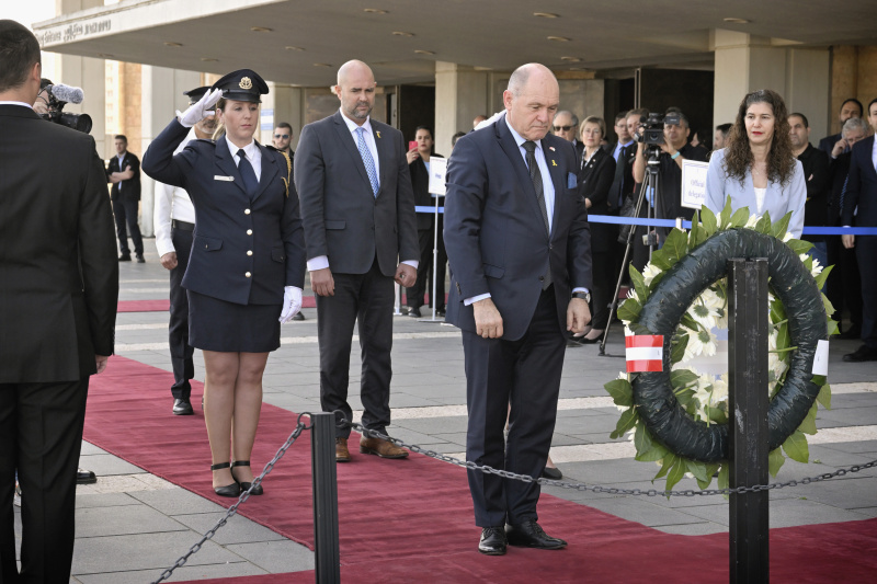 Treffen mit dem Knessetsprecher Amir Ohana (Likud). Kranzniederlegung. Von links: Knessetsprecher Amir Ohana, Nationalratspräsident Wolfgang Sobotka (ÖVP)