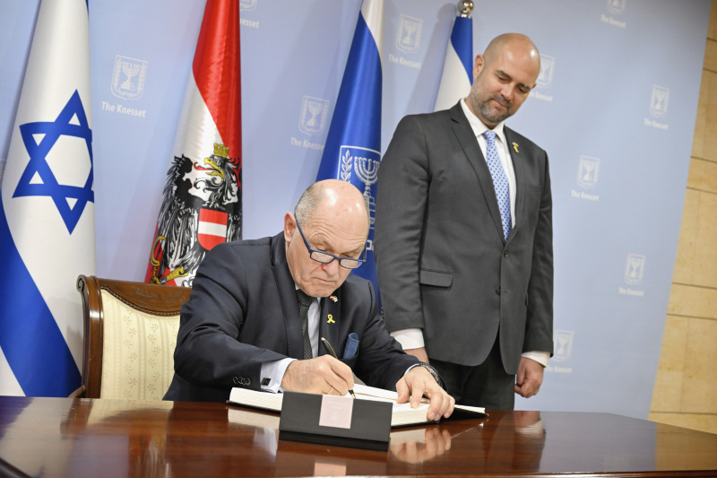 Treffen mit dem Knessetsprecher Amir Ohana (Likud). Gästebuch. Von links: Nationalratspräsident Wolfgang Sobotka (ÖVP), Knessetsprecher Amir Ohana