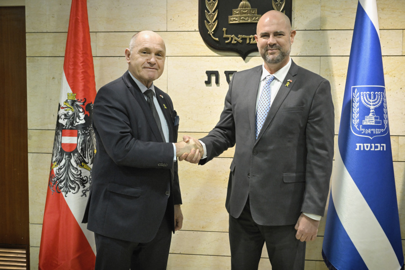 Treffen mit dem Knessetsprecher Amir Ohana (Likud). Fahnenfoto. Von links: Nationalratspräsident Wolfgang Sobotka (ÖVP),  Knessetsprecher Amir Ohana