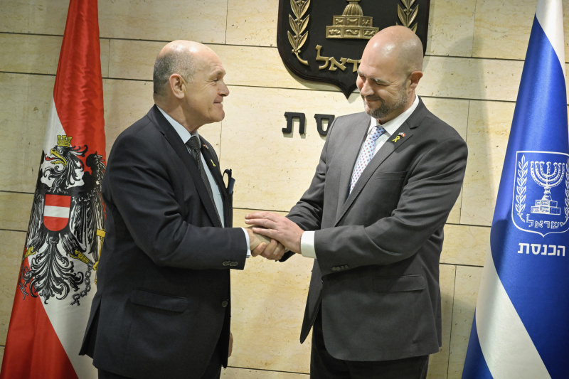 Treffen mit dem Knessetsprecher Amir Ohana (Likud). Fahnenfoto. Von links: Nationalratspräsident Wolfgang Sobotka (ÖVP),  Knessetsprecher Amir Ohana