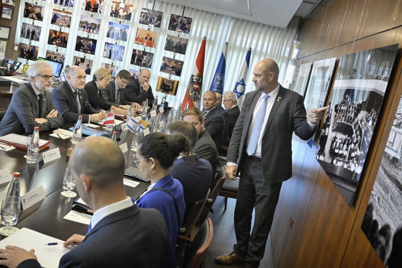 Treffen mit dem Knessetsprecher Amir Ohana (Likud). Aussprache. Linke Tischhälfte Österreichische Delegation mit Nationalratspräsident Wolfgang Sobotka (ÖVP) (2. von links) und  Nationalratsabgeordneter Michaela Steinacker (ÖVP) (3. von links). Rechte Tischhälfte israelische Delegation mit Knessetsprecher Amir Ohana (stehend)