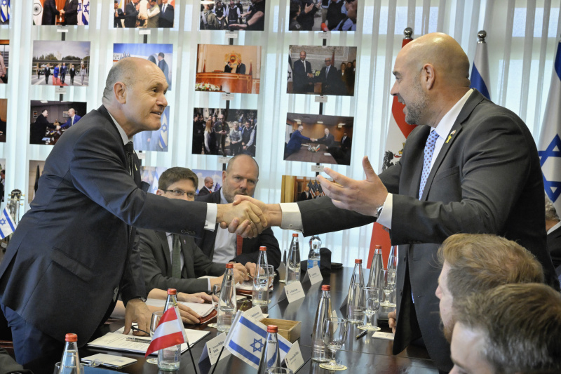 Treffen mit dem Knessetsprecher Amir Ohana (Likud). Aussprache. Linke Tischhälfte Österreichische Delegation mit Nationalratspräsident Wolfgang Sobotka (ÖVP). Rechte Tischhälfte israelische Delegation mit Knessetsprecher Amir Ohana