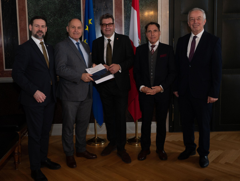 Übergabe des Jahresberichts  Gruppenfoto