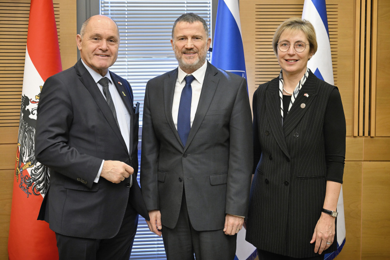 Treffen mit dem Vorsitzenden des außenpolitischem und Verteidigungsausschusses der Knesset Yuli (Yoel) Edelstein. Von links: Nationalratspräsident Wolfgang Sobotka (ÖVP), Yuli (Yoel) Edelstein, Nationalratsabgeordnete Michaela Steinacker (ÖVP)