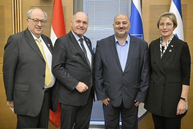 Treffen mit dem Abgeordneten der Knesset Mansour Abbas, Parteichef der United Arab List. Von links: Nationalratspräsident Wolfgang Sobotka (ÖVP), Mansour Abbas, Nationalratsabgeordnete Michaela Steinacker (ÖVP)