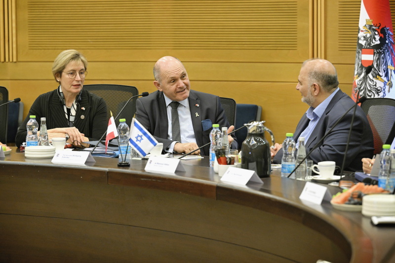 Treffen mit dem Abgeordneten der Knesset Mansour Abbas, Parteichef der United Arab List. Von links: Nationalratsabgeordnete Michaela Steinacker (ÖVP), Nationalratspräsident Wolfgang Sobotka (ÖVP), Mansour Abbas
