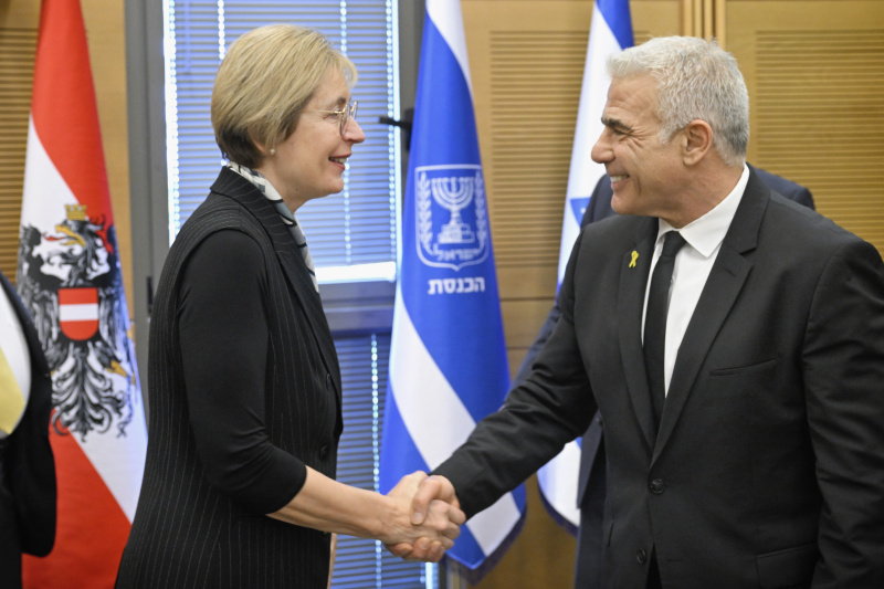 Treffen mit Oppositionsführer Abgeordneter der Knesset Yair Lapid (Yesh Atid). Von links: Nationalratspräsident Wolfgang Sobotka (ÖVP), Abgeordneter der Knesset Yair Lapid