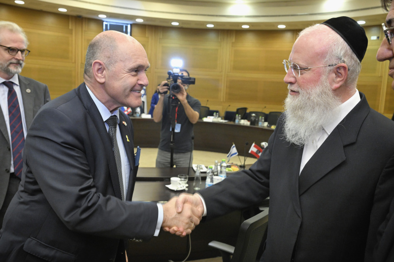 Treffen mit der israelisch-österreichischen parlamentarischen Freundschaftsgruppe. Von links: Nationalratspräsident Wolfgang Sobotka (ÖVP) begrüßt ein Miglied der israelisch-österreichischen parlamentarischen Freundschaftsgruppe.