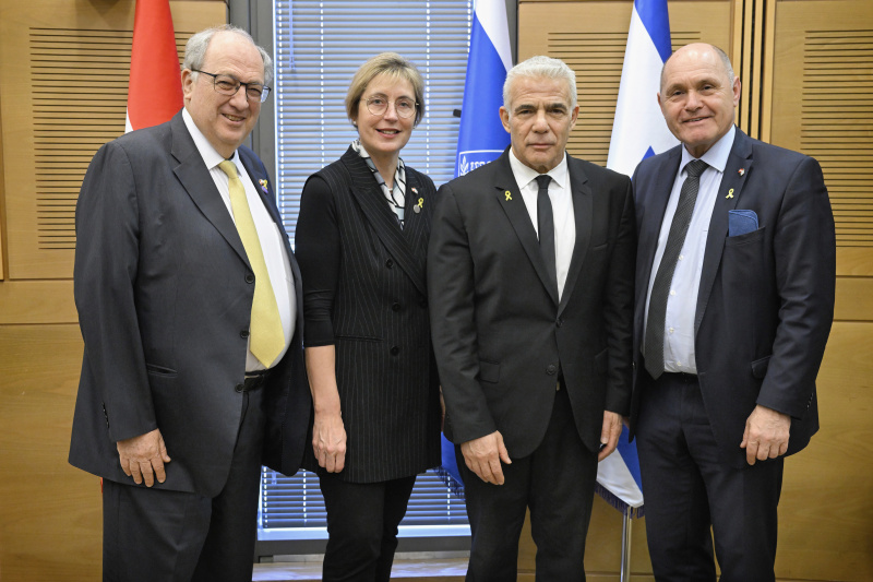 Treffen mit Oppositionsführer Abgeordneter der Knesset Yair Lapid (Yesh Atid). Von links: Präsident des Europäischen Jüdischen Kongresses Ariel Muzicant, Nationalratsabgeordnete MIchaela Steinacker (ÖVP), Abgeordneter der Knesset Yair Lapid, Nationalratspräsident Wolfgang Sobotka (ÖVP),