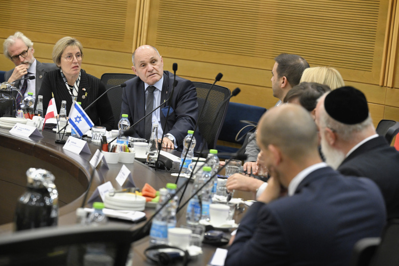 Treffen mit der israelisch-österreichischen parlamentarischen Freundschaftsgruppe. Von links: Nationalratsabgeordnete Michaela Steinacker (ÖVP) und Nationalratspräsident Wolfgang Sobotka (ÖVP) im Gespräch