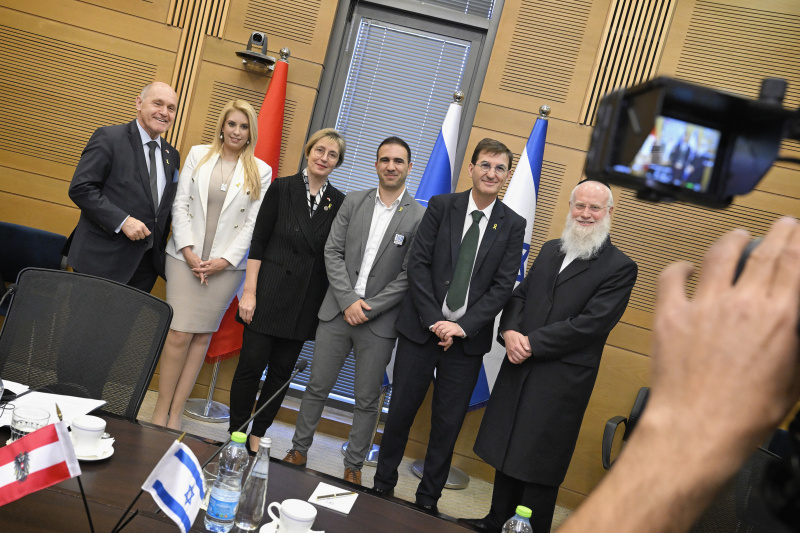 Treffen mit der israelisch-österreichischen parlamentarischen Freundschaftsgruppe. Gruppenfoto mit Nationalratspräsident Wolfgang Sobotka (ÖVP) (links) und Nationalratsabgeordneter Michaela Steinacker (ÖVP) (3. von links)
