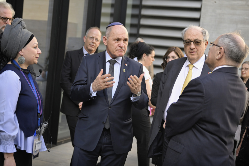Besuch des Museums Yad Vashem. Von links: Nationalratspräsident Wolfgang Sobotka (ÖVP), Präsident des Europäischen Jüdischen Kongresses Ariel Muzicant, Vorstandsvorsitzender von Yad Vashem Dani Dayan