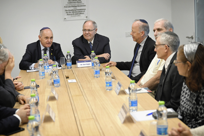 Besuch des Museums Yad Vashem. Von links: Nationalratspräsident Wolfgang Sobotka (ÖVP), Vorstandsvorsitzender von Yad Vashem Dani Dayan im Gespräch