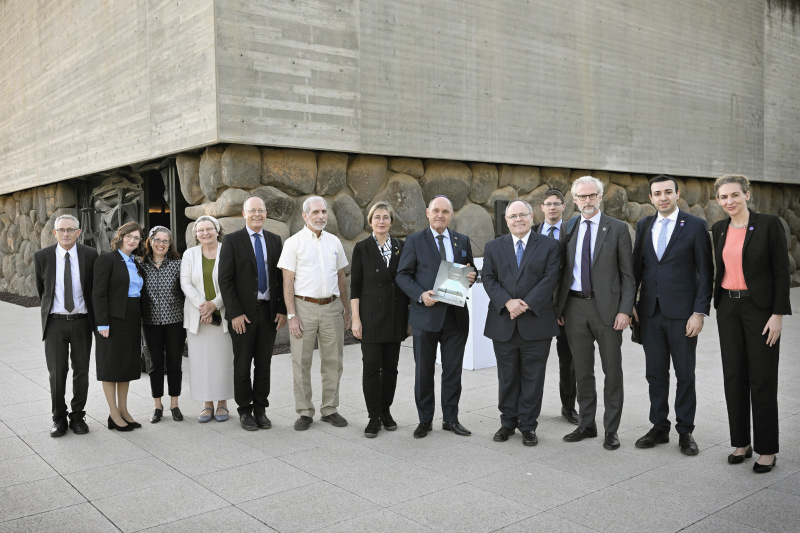 Besuch des Museums Yad Vashem. Gruppenfoto mit Nationalratspräsident Wolfgang Sobotka (ÖVP) (8. von links)