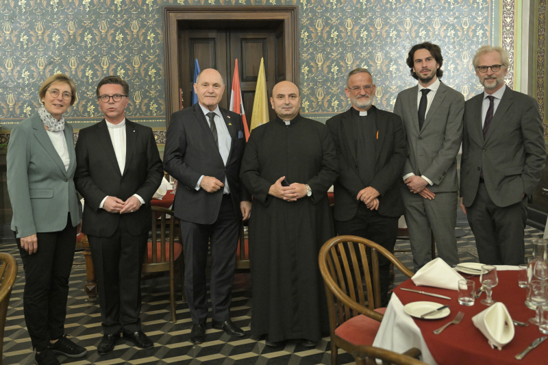 Besuch im Österreichischen Hospiz, Treffen mit Religionsvertretern. Gruppenfoto mit Nationalratspräsident Wolfgang Sobotka (ÖVP) (3. von links), Nationalratsabgeordnete Michaela Steinacker (ÖVP) (1. von links) und Veranstaltungsteilnehmerinnen