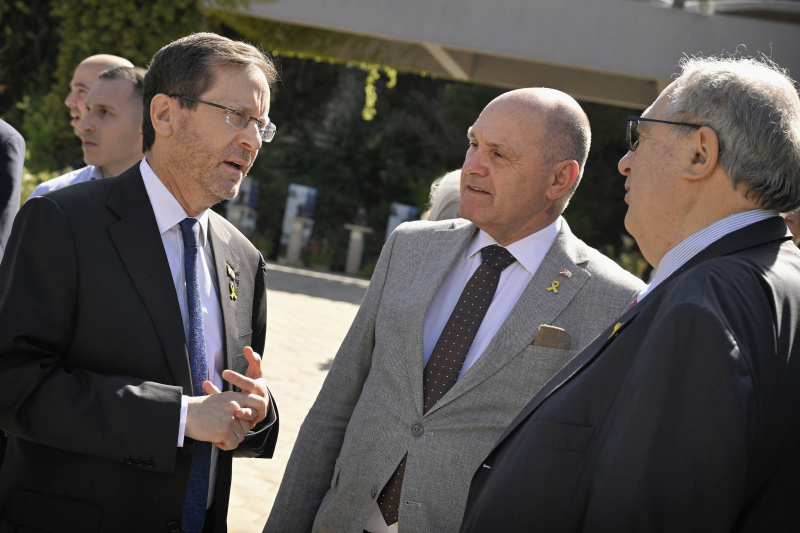 Treffen mit Staatspräsident Jitzchak Herzog. Von links: Staatspräsident Jitzchak Herzog, Nationalratspräsident Wolfgang Sobotka (ÖVP),