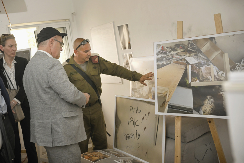 Gemeinsamer Besuch in Kfar Aza mit Knessetsprecher Amir Ohana