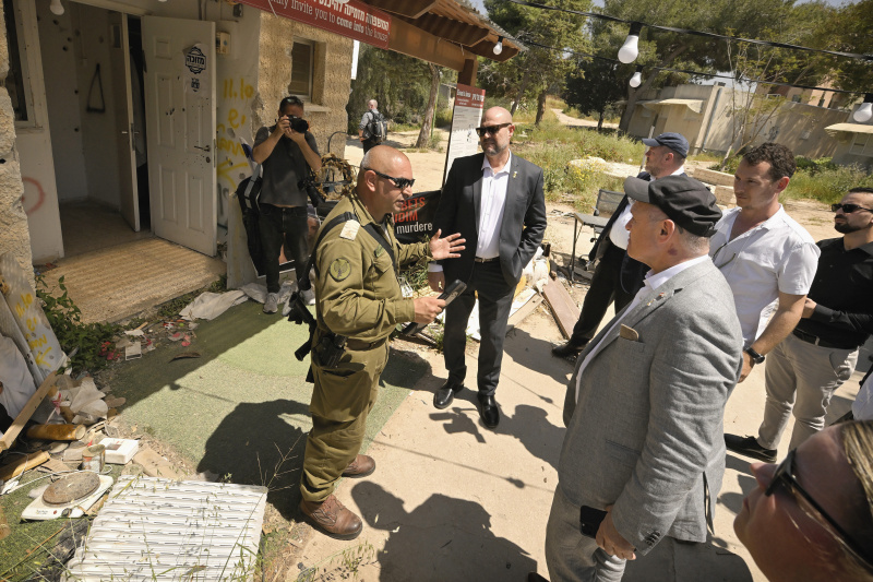 Gemeinsamer Besuch in Kfar Aza mit Knessetsprecher Amir Ohana. Von links: Knessetsprecher Amir Ohana, Nationalratspräsident Wolfgang Sobotka (ÖVP)