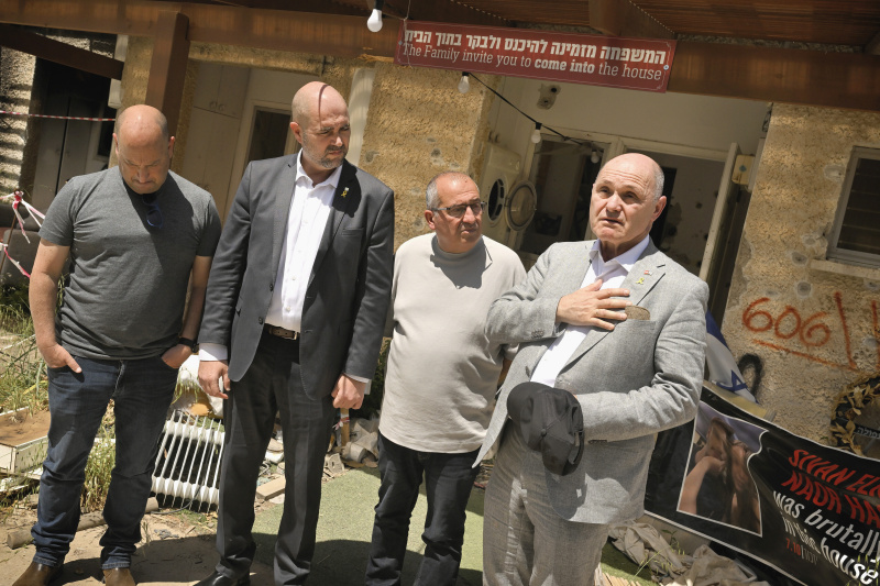 Gemeinsamer Besuch in Kfar Aza mit Knessetsprecher Amir Ohana. Von links: Angehöriger eines Terroropfers, Knessetsprecher Amir Ohana, Angehöriger eines Terroropfers, Nationalratspräsident Wolfgang Sobotka (ÖVP)