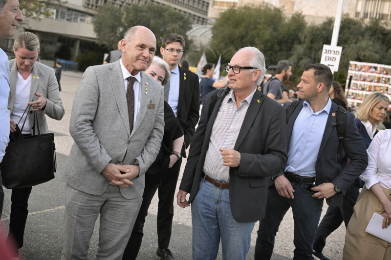 Besuch des Hostages Square, Installation für Hamas Geiseln, Tel Aviv Museum of Art. Zusammentreffen mit Daniel Shek vom Hostages and Missing Persons Families Forum. Von links: Nationalratspräsident Wolfgang Sobotka (ÖVP), Daniel Shek