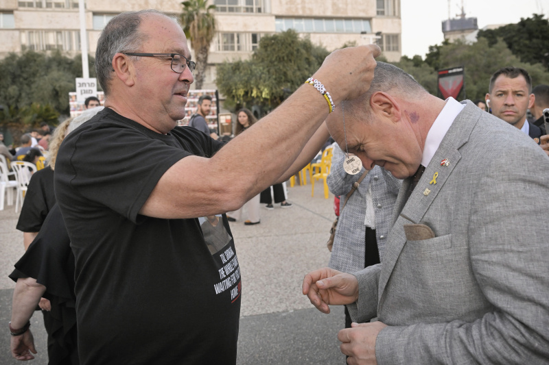 Besuch des Hostages Square, Installation für Hamas Geiseln, Tel Aviv Museum of Art. Zusammentreffen mit Daniel Shek vom Hostages and Missing Persons Families Forum. Von links: Gilad Korngold (Vater des entführten Tal Shoham) Nationalratspräsident Wolfgang Sobotka (ÖVP)