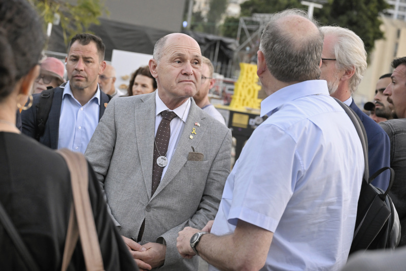 Besuch des Hostages Square, Installation für Hamas Geiseln, Tel Aviv Museum of Art. Zusammentreffen mit Daniel Shek vom Hostages and Missing Persons Families Forum. Von links: Nationalratspräsident Wolfgang Sobotka (ÖVP),