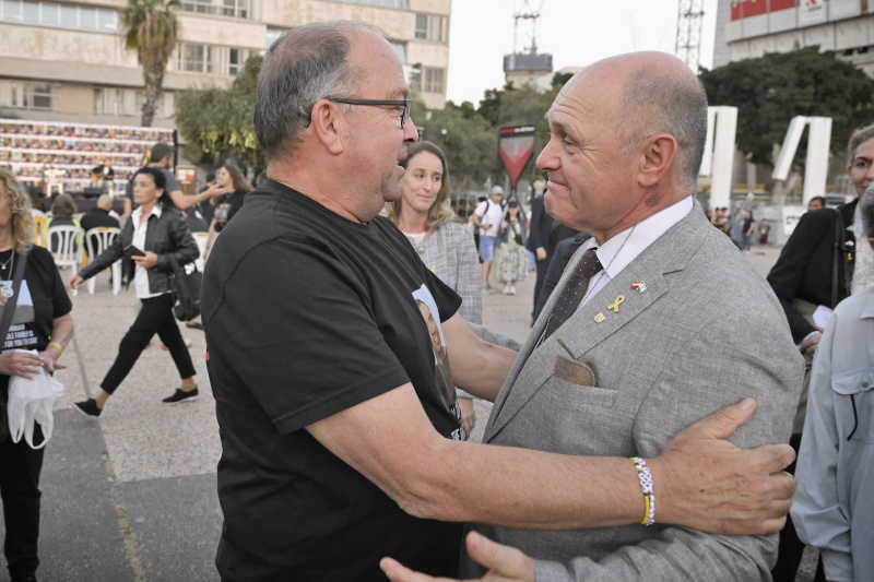 Besuch des Hostages Square, Installation für Hamas Geiseln, Tel Aviv Museum of Art. Zusammentreffen mit Daniel Shek vom Hostages and Missing Persons Families Forum. Von links: Gilad Korngold (Vater des entführten Tal Shoham) Nationalratspräsident Wolfgang Sobotka (ÖVP)
