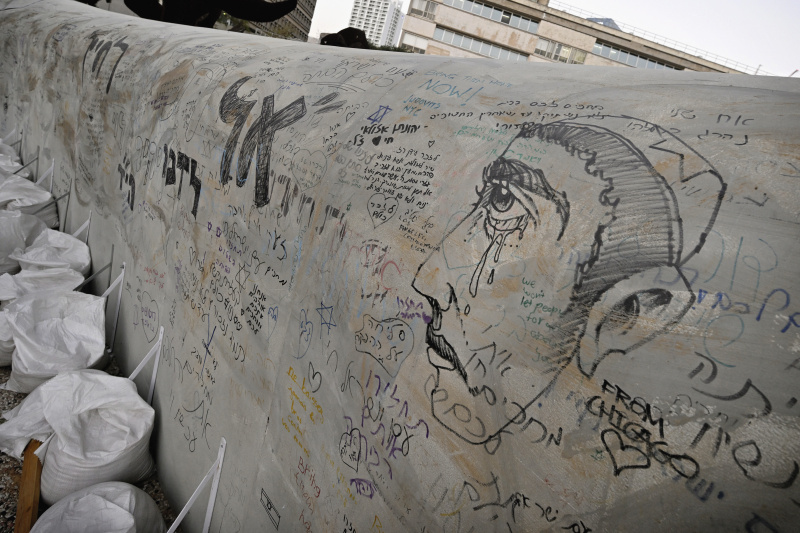 Besuch des Hostages Square, Installation für Hamas Geiseln, Tel Aviv Museum of Art. Zusammentreffen mit Daniel Shek vom Hostages and Missing Persons Families Forum. Von links: Nationalratspräsident Wolfgang Sobotka (ÖVP),