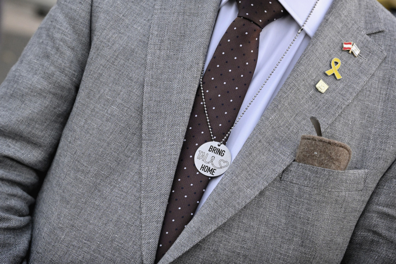 Besuch des Hostages Square, Installation für Hamas Geiseln, Tel Aviv Museum of Art. Zusammentreffen mit Daniel Shek vom Hostages and Missing Persons Families Forum. Von links: Nationalratspräsident Wolfgang Sobotka (ÖVP),