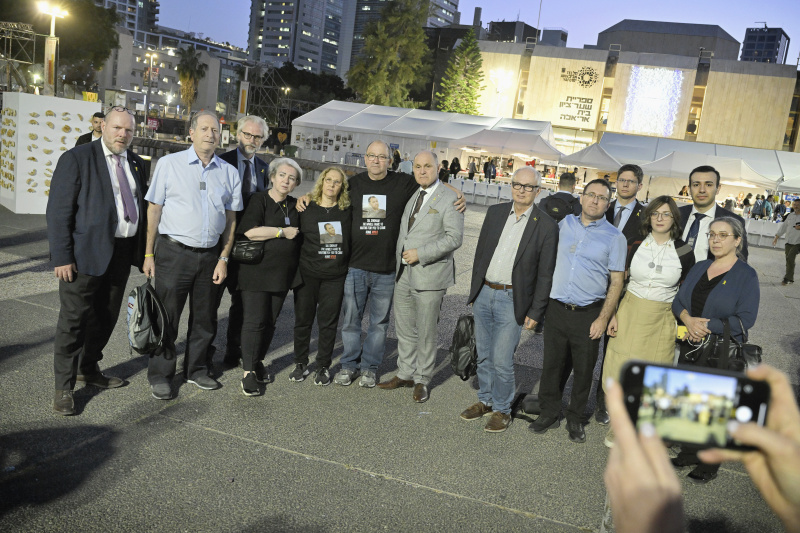 Besuch des Hostages Square, Installation für Hamas Geiseln, Tel Aviv Museum of Art. Zusammentreffen mit Daniel Shek vom Hostages and Missing Persons Families Forum. Gruppenfoto mit Nationalratspräsident Wolfgang Sobotka (ÖVP) (7. von links) Gilad Korngold (Vater des entführten Tal Shoham) (6. von links), Österreichs Botschafter in Israel Nikolaus Lutterotti (3. von links), Daniel Shek (8. von links) und der Restitutionsbeauftragten der Israelitischen Kultusgemeinde Erika Jakubovits (4. von links)