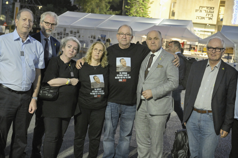 Besuch des Hostages Square, Installation für Hamas Geiseln, Tel Aviv Museum of Art. Zusammentreffen mit Daniel Shek vom Hostages and Missing Persons Families Forum. Gruppenfoto mit Nationalratspräsident Wolfgang Sobotka (ÖVP) 5. von links), Gilad Korngold (Vater des entführten Tal Shoham) (5. von links), Österreichs Botschafter in Israel Nikolaus Lutterotti (2. von links), Daniel Shek (7. von links) und der Restitutionsbeauftragten der Israelitischen Kultusgemeinde Erika Jakubovits (3. von links)