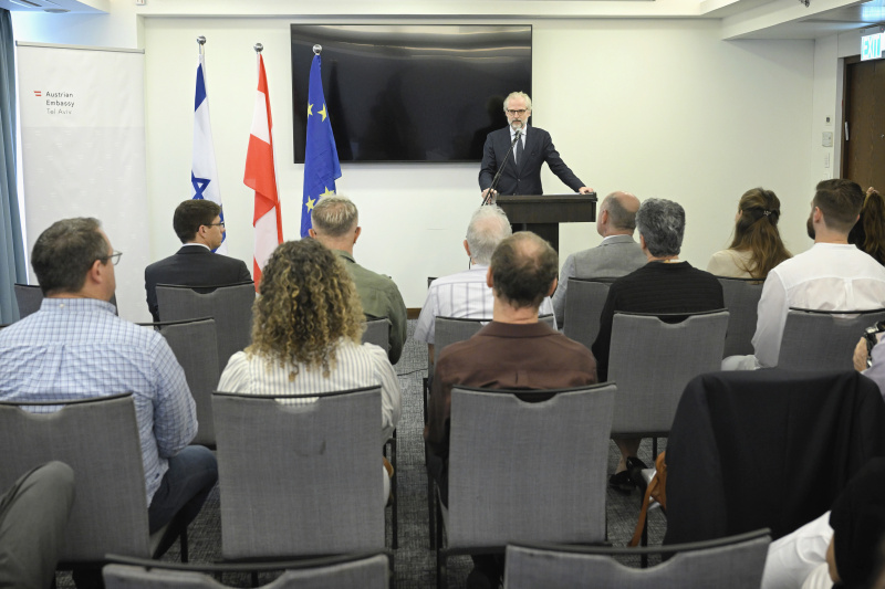 Überreichung von Staatsbürgerschaftsbescheiden. Österreichs Botschafter in Israel Nikolaus Lutterotti