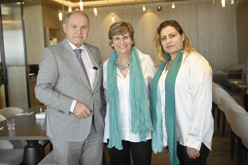Treffen mit Dr. Angela Scharf und Amal Rihan von der Organisation Women Wage Peace. Von links: Nationalratspräsident Wolfgang Sobotka (ÖVP), Angela Scharf,  Amal Rihan