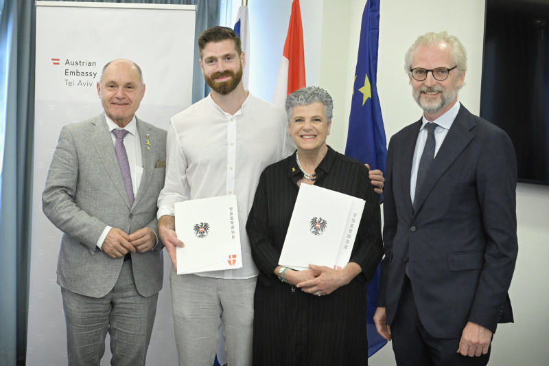 Überreichung von Staatsbürgerschaftsbescheiden durch Nationalratspräsident Wolfgang Sobotka (ÖVP) (links) und Österreichs Botschafter in Israel Nikolaus Lutterotti (rechts)