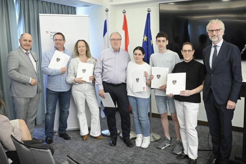 Überreichung von Staatsbürgerschaftsbescheiden durch Nationalratspräsident Wolfgang Sobotka (ÖVP) (links) und Österreichs Botschafter in Israel Nikolaus Lutterotti (rechts)