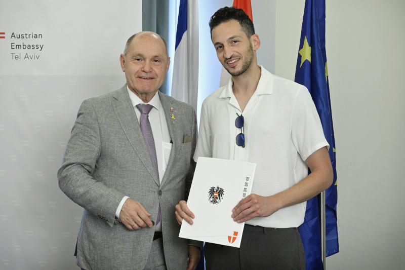  Nationalratspräsident Wolfgang Sobotka (ÖVP) (links) überreicht einen Staatsbürgerschaftsbescheid