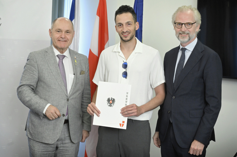 Überreichung von Staatsbürgerschaftsbescheiden durch Nationalratspräsident Wolfgang Sobotka (ÖVP) (links) und Österreichs Botschafter in Israel Nikolaus Lutterotti (rechts)