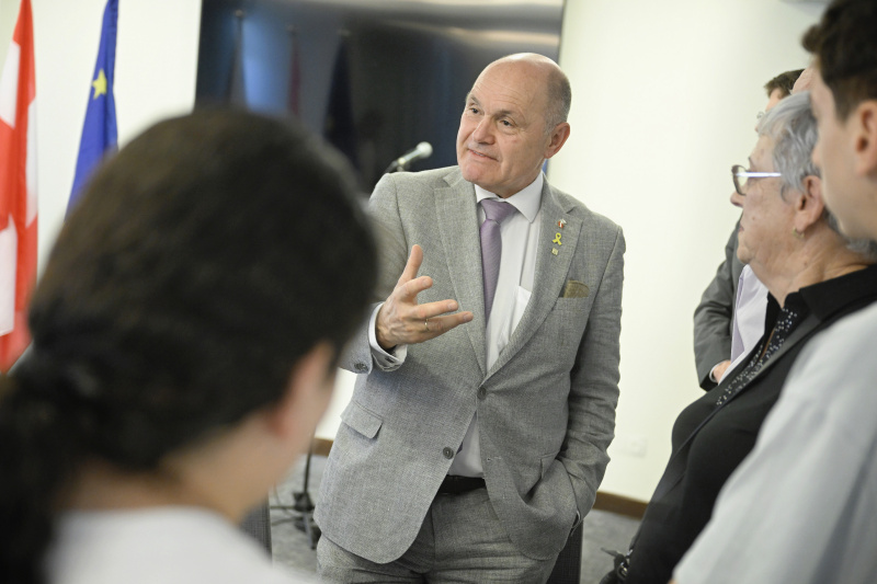 Überreichung von Staatsbürgerschaftsbescheiden. Nationalratspräsident Wolfgang Sobotka (ÖVP) im Gespräch