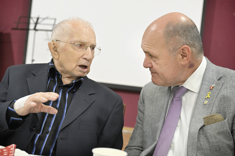 Treffen mit Österreichischen Holocaustüberlebenden und Besuch des Clubs der Altösterreicher:innen. Von links: Otto Nagler, Nationalratspräsident Wolfgang Sobotka (ÖVP)