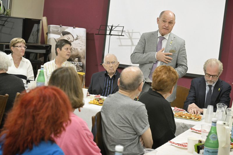 Treffen mit Österreichischen Holocaustüberlebenden und Besuch des Clubs der Altösterreicher:innen. Ansprache. Nationalratspräsident Wolfgang Sobotka (ÖVP)