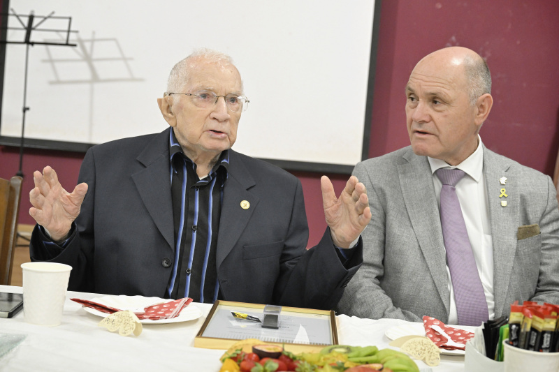 Treffen mit Österreichischen Holocaustüberlebenden und Besuch des Clubs der Altösterreicher:innen. Von links: Otto Nagler, Nationalratspräsident Wolfgang Sobotka (ÖVP)
