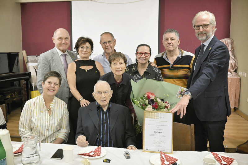 Treffen mit Österreichischen Holocaustüberlebenden und Besuch des Clubs der Altösterreicher:innen. Von links: Nationalratspräsident Wolfgang Sobotka (ÖVP) (2. von links) mit Otto Nagler (sitzend rechts), Österreichs Botschafter in Israel Nikolaus Lutterotti (rechts) und dessen Familie