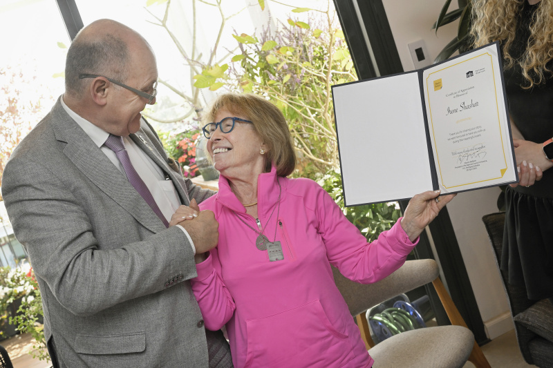 Zikaron BaSalon. Private Veranstaltung zum Thema Erinnerungskultur mit der Zeitzeugin Irene Shashar. Von links: Nationalratspräsident Wolfgang Sobotka (ÖVP), Irene Shashar