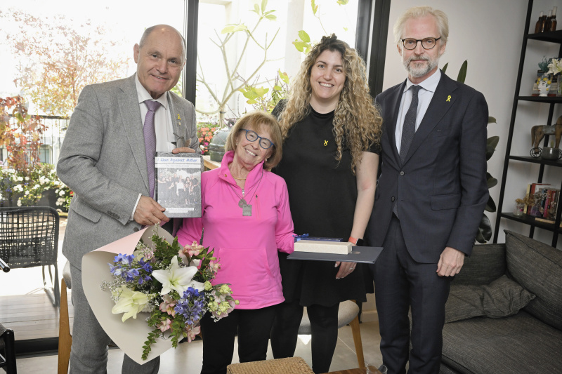 Zikaron BaSalon. Private Veranstaltung zum Thema Erinnerungskultur mit der Zeitzeugin Irene Shashar. Von links: Nationalratspräsident Wolfgang Sobotka (ÖVP), Irene Shashar, Sharon Buenos, Österreichs Botschafter in Israel Nikolaus Lutterotti