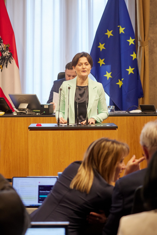 Am Redner:innenpult Bundesrätin Barbara Prügl (ÖVP)