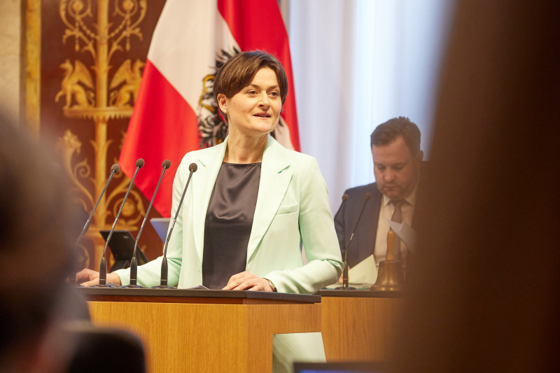 Am Redner:innenpult Bundesrätin Barbara Prügl (ÖVP)