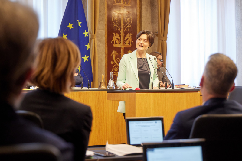 Am Redner:innenpult Bundesrätin Barbara Prügl (ÖVP)