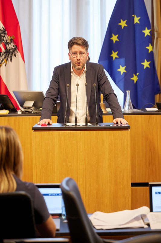 Am Redner:innenpult Bundesrat Christian Fischer (SPÖ)