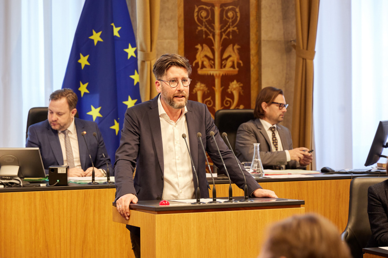 Am Redner:innenpult Bundesrat Christian Fischer (SPÖ)